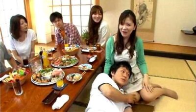 الأمهات والأبناء اليابانيين يلعبون لعبة الملك - سكس محارم ياباني مترجم